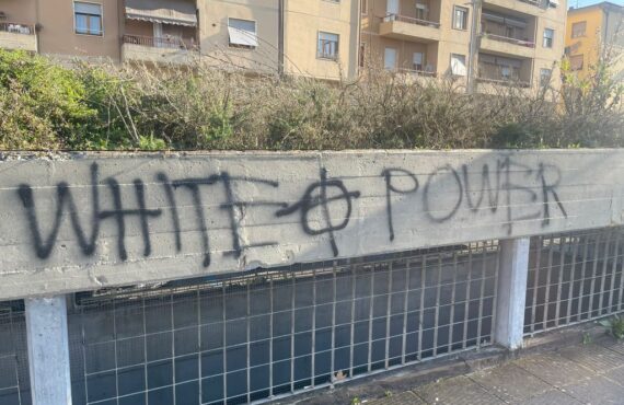 Tolleranza zero per le scritte razziste apparse nel parcheggio Dalla Chiesa