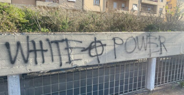 Tolleranza zero per le scritte razziste apparse nel parcheggio Dalla Chiesa